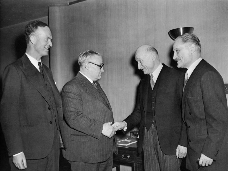 8Il ministro degli affari esteri francese Robert Schuman (2° L) saluta il suo omologo britannico Sir Ernest Bevin (2° R) mentre l’ambasciatore britannico Sir Oliver Franks (L) e l’ambasciatore francese Henri Bonnet (R) guardano il 04 aprile 1949 prima della cerimonia ufficiale a Washington crea l’Organizzazione del Trattato del Nord Atlantico (NATO). (Photo by AFP)