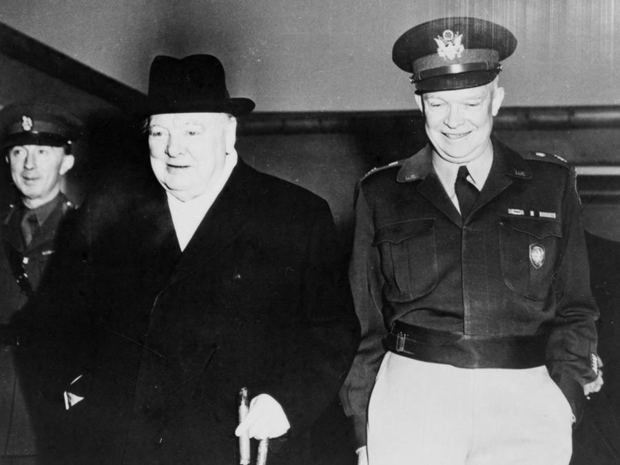 Il generale Dwight Eisenhower, comandante supremo dell’Organizzazione del Trattato del Nord Atlantico (NATO) nel 1950 con Winston Churchill, statista britannico e politico conservatore Archivio di storia mondiale Winston Churchill (1874-1965). (Photo by Ann Ronan Picture Library / Photo12 via AFP)