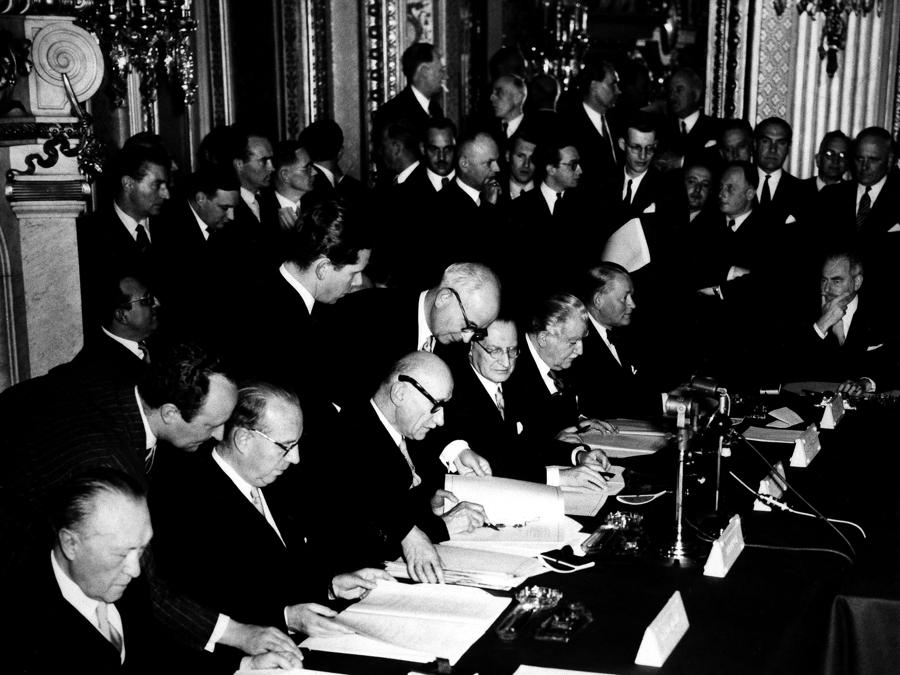 Robert Schuman firma il trattato per la difesa della Comunità europea (ECD) 27 maggio 1952 Francia Archivio nazionale, Washington. (Photo by Archives Snark / Photo12 via AFP)