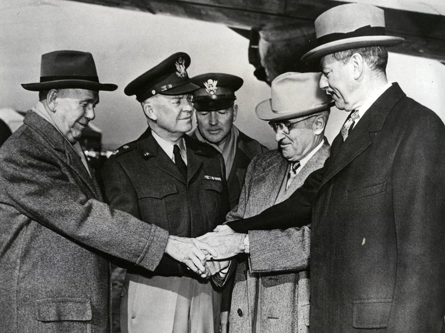 Il generale Dwight Eisenhower saluta i generali George C. Marshall, Floyd L. Parkes, il presidente degli Stati Uniti Harry Truman e il segretario di Stato Dean Acheson, prima della sua partenza per l’Europa dopo essere stato nominato comandante supremo della NATO. 6 gennaio 1951. (Photo by Hachede / Photo12 via AFP)