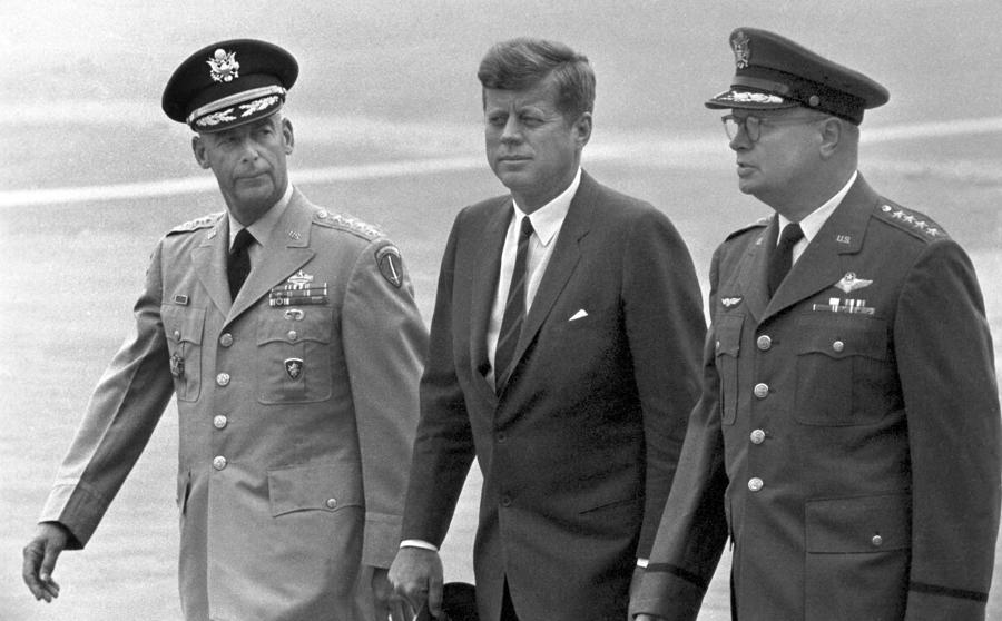 Il presidente degli Stati Uniti John F. Kennedy alla parata militare della NATO presso la base aerea di Langendiebach vicino a Hanau il 25 giugno 1963. (Photo by Erg Wirginings / DPA / dpa Picture-Alliance via AFP)
