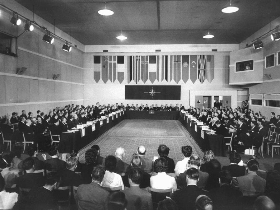 Veduta della sala riunioni del Palais de Chaillot vicino a Parigi, dove il 9 maggio 1955 la Repubblica Federale Tedesca entrò nella NATO. (Photo by DB Bundesbildstelle / DPA/AFP / dpa Picture-Alliance via AFP)