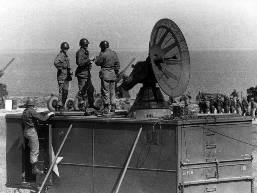 Un’unità radar della difesa aerea americana con squadra operativa il 14 maggio 1954 sul poligono di tiro della NATO nello Schleswig-Holstein. (Photo by Gerd Herold / DPA / dpa Picture-Alliance via AFP)
