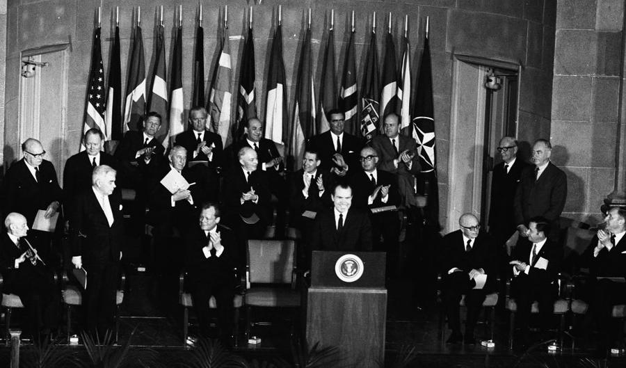 Il presidente americano Richard Nixon (1913 - 1994) si rivolge al pubblico durante l’incontro del 20° anniversario della NATO (Organizzazione del Trattato del Nord Atlantico) presso l’Auditorium interdipartimentale (ora Andrew Mellon Auditorium) a Washington, DC, il 10 aprile 1969. (Photo by Trikosko/Library of Congress/Interim Archives/Getty Images)