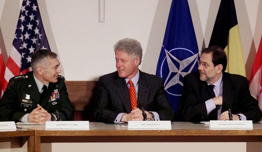 Il presidente degli Stati Uniti Bill Clinton (al centro) incontra il comandante supremo alleato della NATO, generale Wesley Clark (a sinistra) e il segretario generale della NATO Javier Solana (a destra) e il 5 maggio 1999 presso la sede della NATO a Bruxelles, in Belgio. Clinton visiterà Spangdahlem e Ramstein in Germania il 5 maggio 1999, dove visiterà le truppe americane. (Immagine elettronica - Foto di Joyce Naltchayan/AFP tramite Getty Images)