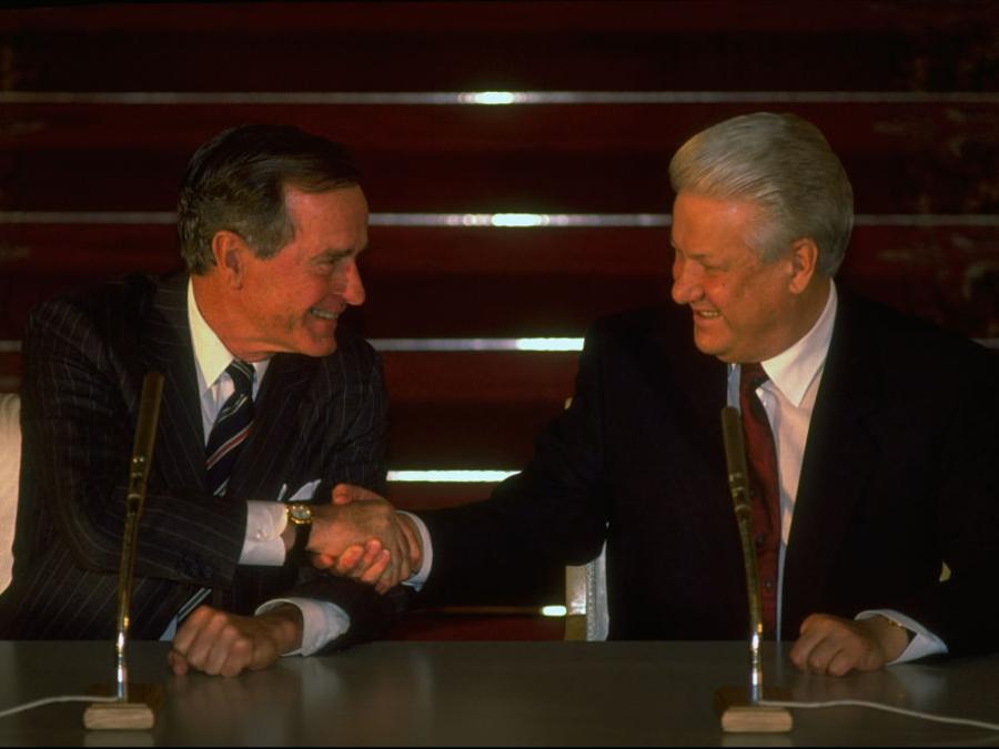Il Presidente russo Boris Eltsin (a destra) stringe la mano al Presidente Bush all’ultimo vertice dell’amministrazione Bush uscente. 3 gennaio 1993 (Photo by Sergei Guneyev/Getty Images)