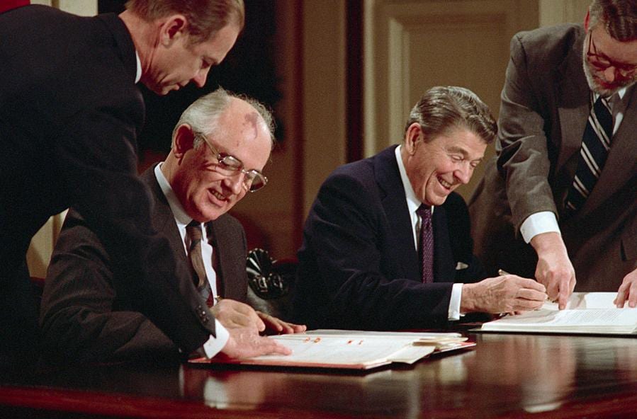 Il presidente degli Stati Uniti Ronald Reagan e il leader sovietico Mikhail Gorbachev firmano l’accordo sul controllo degli armamenti che vieta l’uso di missili nucleari a raggio intermedio, il Trattato di riduzione delle forze nucleari intermedie, Washington DC, 8 dicembre 1987. (Getty Images)
