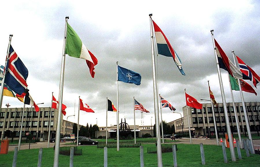 Bruxelles, Belgio - 12 ottobre 1998. Gli alleati della NATO erano pronti  a votare un fondamentale “ordine di attivazione” per attaccare la Jugoslavia, mentre l’inviato statunitense Richard Holbrooke ha insistito a Belgrado per colloqui dell’undicesima ora con il recalcitrante presidente Slobodan Milosevic per scongiurare la guerra nei Balcani. (Photo credit should read Robert Vanden Brugge/AFP via Getty Images)