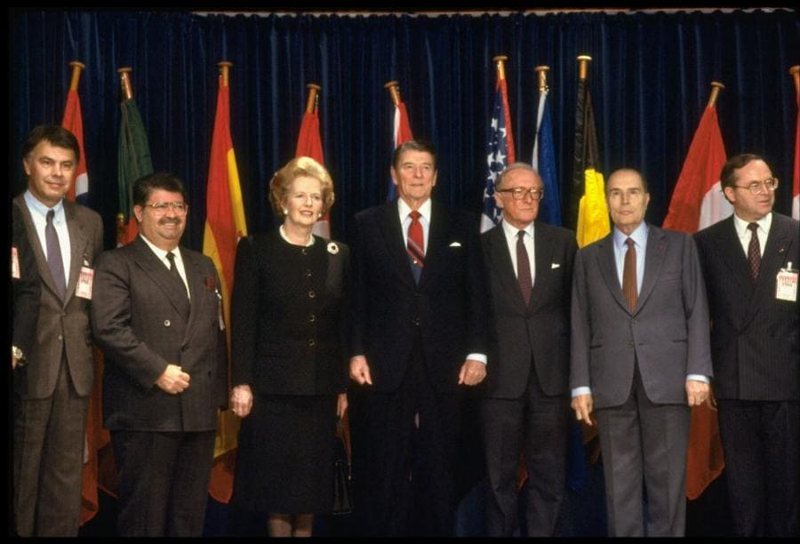 Belgio - 2 marzo 1988 -  I leader del vertice NATO (da sinistra a destra) Felipe Gonzalez, Turgot Ozal, Margaret Thatcher, il presidente Reagan, il segretario generale Lord Peter Carrington e Francois Mitterrand. (Photo by Diana Walker/Getty Images)
