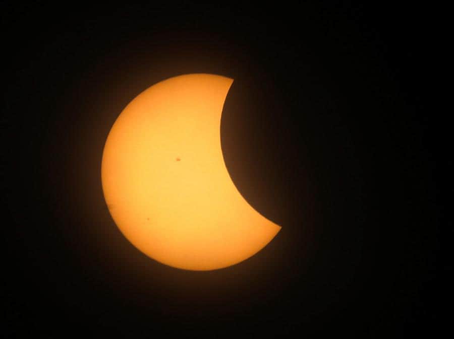 Eclissi solare parziale osservata da Mazatlan, in Messico. REUTERS/Henry Romero