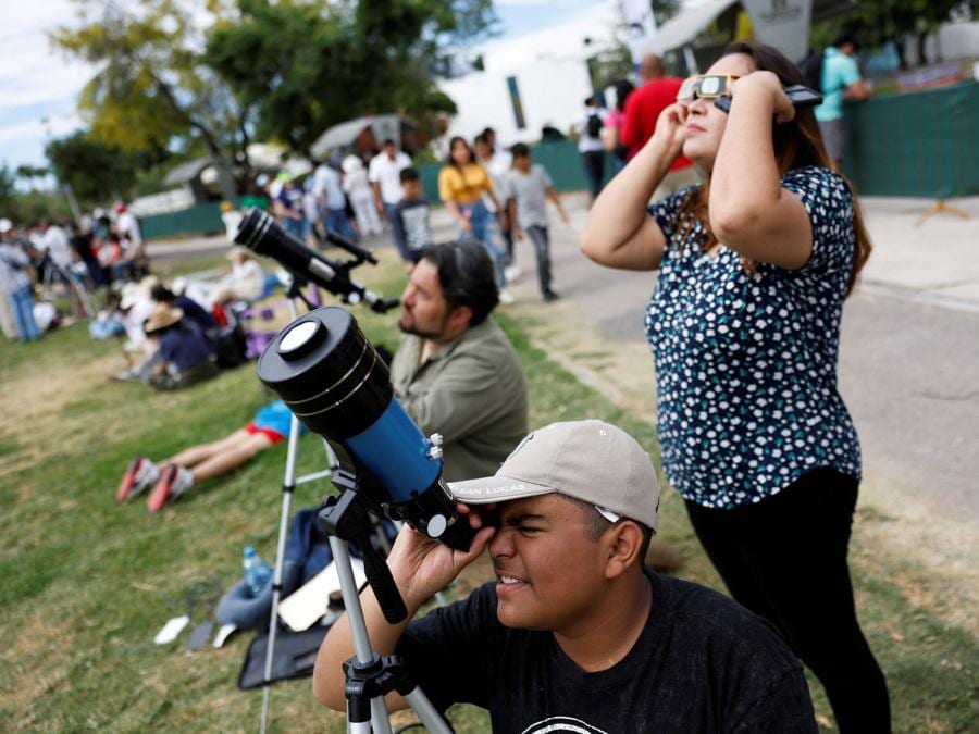 Le persone si riuniscono mentre si preparano a osservare l’eclissi solare, a Torreon, nello stato di Coahuila, in Messico. REUTERS/Daniel Becerril