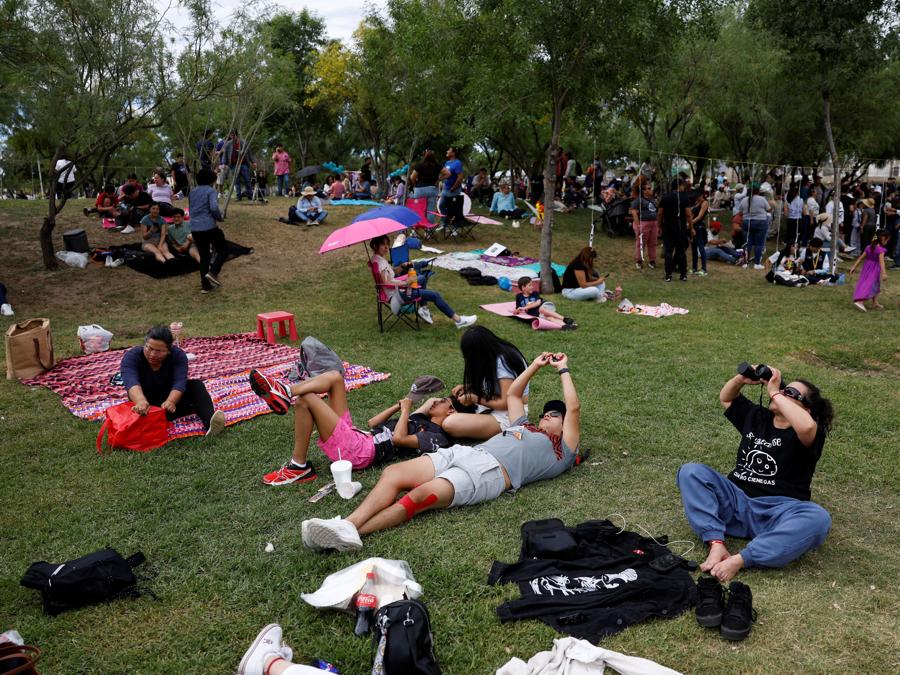 Le persone si riuniscono mentre si preparano a osservare l’eclissi solare, a Torreon, nello stato di Coahuila, in Messico. REUTERS/Daniel Becerril