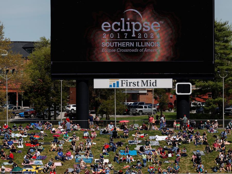 Le persone si riuniscono al Saluki Stadium, prima di un’eclissi solare totale, dove la luna oscurerà il sole, a Carbondale, Illinois, Stati Uniti. REUTERS/Evelyn Hockstein