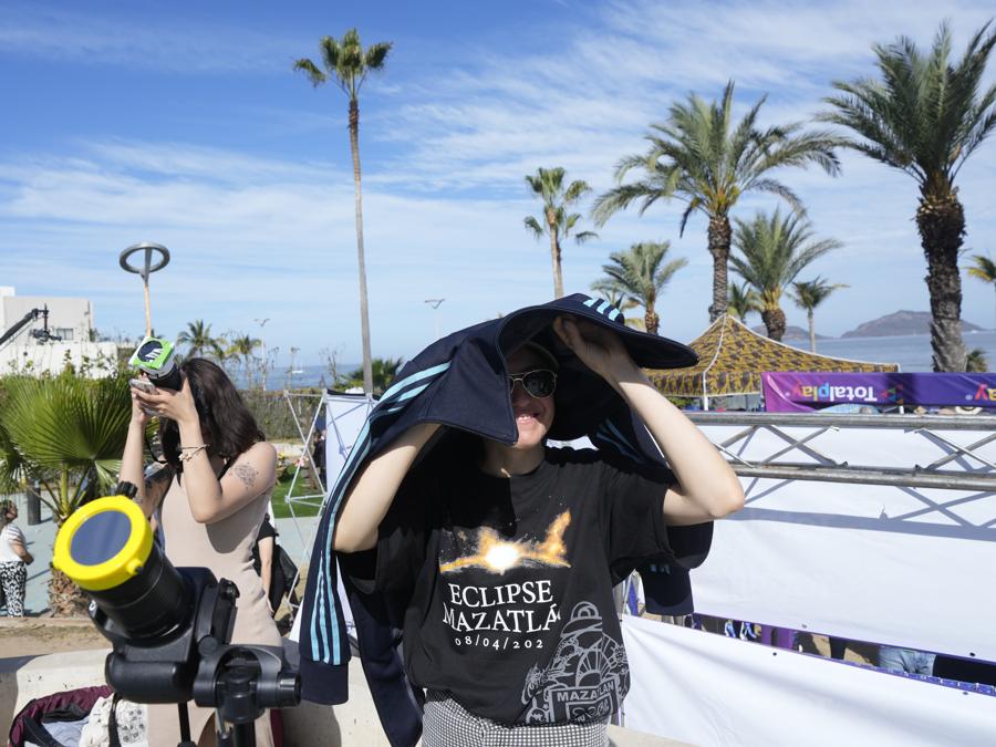Le persone si preparano a fotografare un’eclissi solare totale a Mazatlan, in Messico. (AP Photo/Fernando Llano)