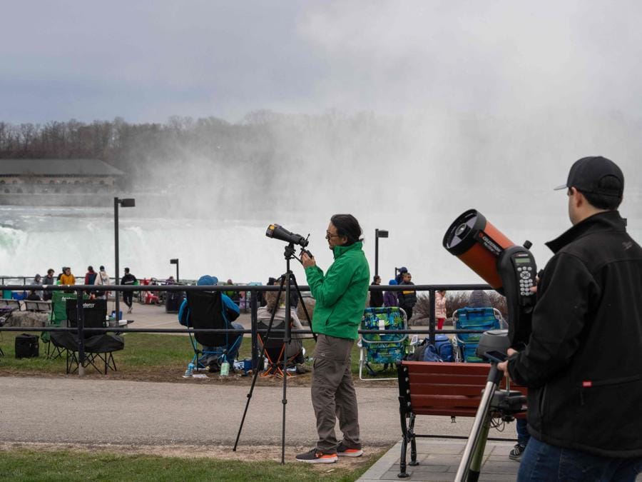 Cascate del Niagara, New York. Milioni di persone si sono riversate nelle aree del Nord America che si trovano sul “percorso della totalità” per sperimentare un’eclissi solare totale. Adam Gray/Getty Images/AFP