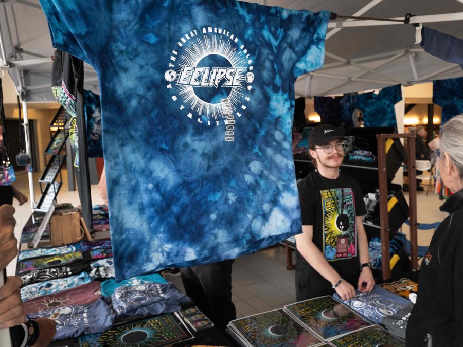 Magliette a tema Eclipse sono messe in vendita ad una fiera della scienza presso la Southern Illinois University il 7 aprile 2024 a Carbondale, Illinois. Scott Olson/Getty Images/AFP