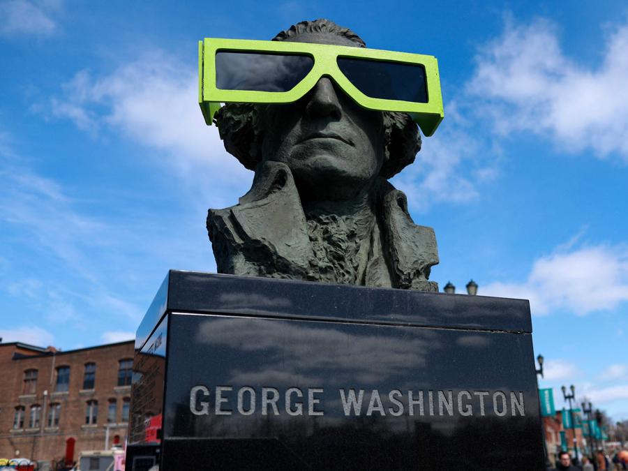 Una statua di George Washington con indosso degli occhiali protettivi  a Houlton, nel Maine. Joe Raedle/Getty Images/AFP