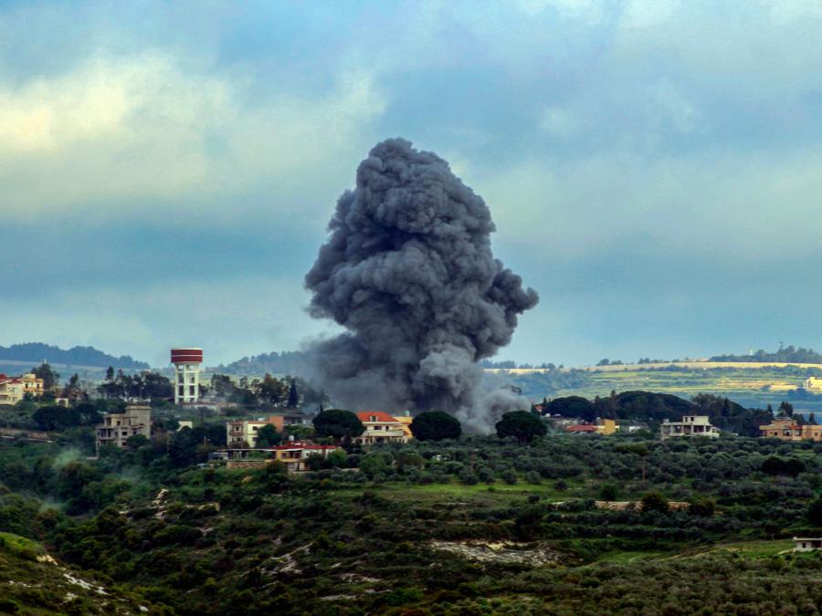 Si alza il fumo dopo un attacco israeliano al villaggio di Tayr Harfa, al confine meridionale del Libano. (Photo by KAWNAT HAJU / AFP)