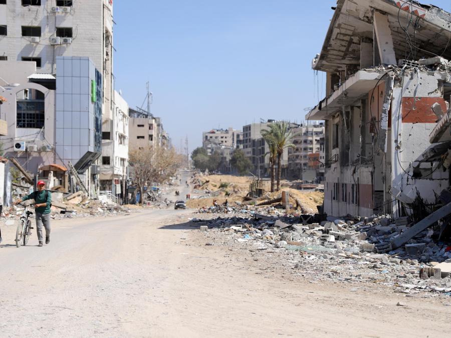 I resti del Consiglio legislativo palestinese (PLC) nel quartiere di Remal, dopo che fu distrutto dall’esercito israeliano. EPA/MOHAMED HAJJAR