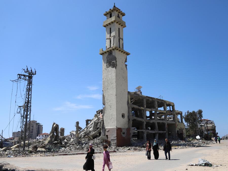 I resti della moschea Al-Saraya nel quartiere di Remal, dopo che fu distrutta dall’esercito israeliano. EPA/MOHAMED HAJJAR