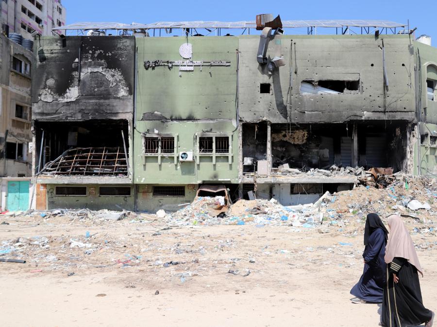 I resti della Clinica degli Amici del Paziente nel quartiere di Remal, dopo che fu distrutta dall’esercito israeliano. EPA/MOHAMED HAJJAR