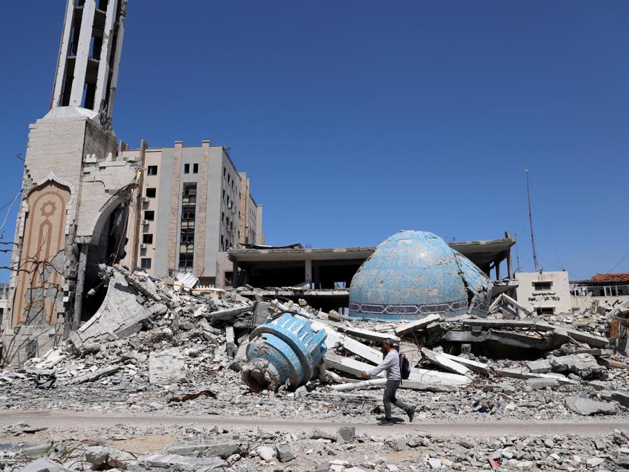 I resti della moschea Abu Khadra nel quartiere di Remal, dopo che fu distrutta dall’esercito israeliano. EPA/MOHAMED HAJJAR
