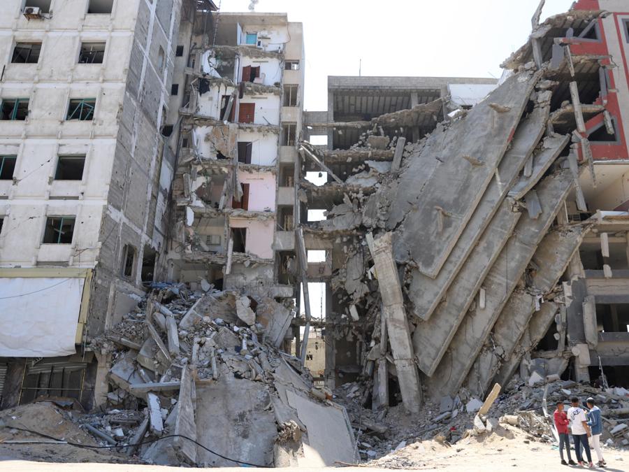I resti della Banca islamica nazionale nel quartiere di Remal, dopo che fu distrutta dall’esercito israeliano. EPA/MOHAMED HAJJAR