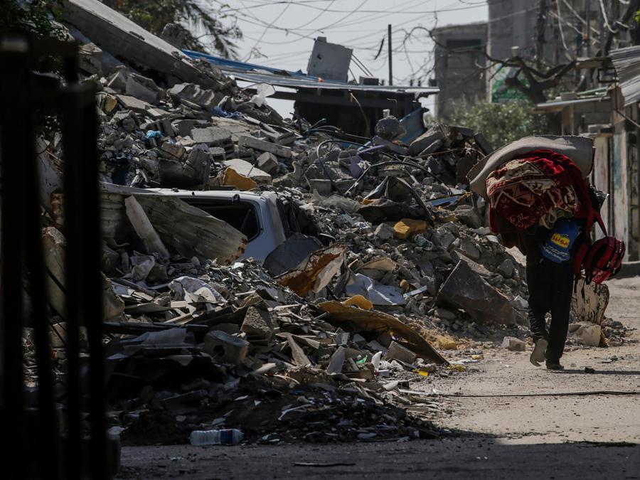 Famiglie palestinesi fuggono durante un’operazione militare israeliana nel campo profughi di Al Nusairat, Striscia di Gaza. EPA/MOHAMMED SABER