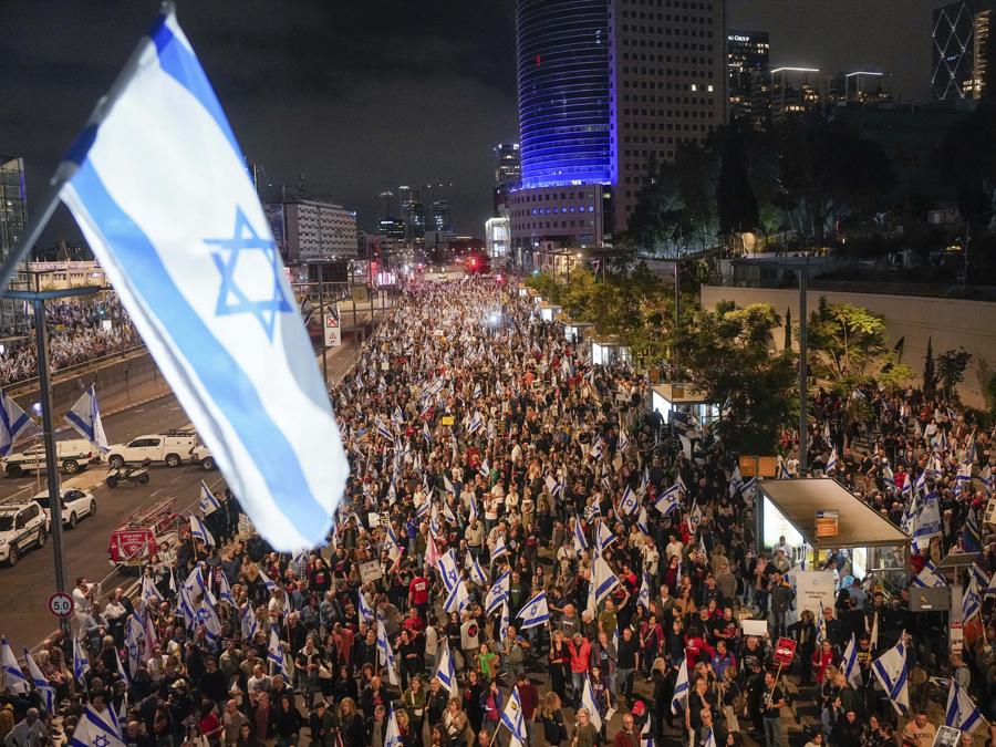 La gente protesta contro il governo del primo ministro israeliano Benjamin Netanyahu e chiede il rilascio degli ostaggi tenuti nella Striscia di Gaza dal gruppo militante Hamas a Tel Aviv, Israele. (AP Photo/Ohad Zwigenberg)