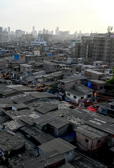 Una vista generale della baraccopoli di Dharavi con alti edifici visti sullo sfondo a Mumbai. (Photo by Indranil Mukherjee / Afp)