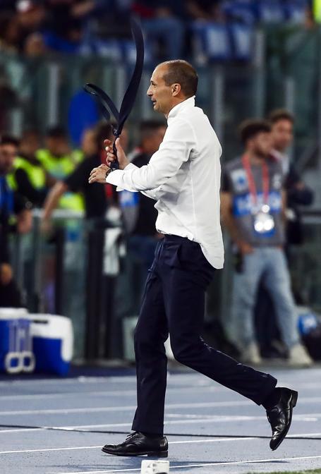 Massimiliano Allegri abbandona il campo dopo aver ricevuto un cartellino rosso.  ANSA/ANGELO CARCONI