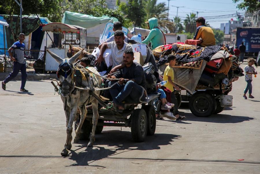 Sfollati palestinesi viaggiano su carri trainati da animali mentre fuggono da Rafah, dopo che le forze israeliane hanno lanciato un’operazione di terra e di aria nella parte orientale della città meridionale di Gaza. (foto REUTERS/Hatem Khaled)