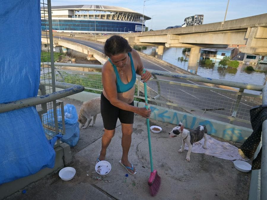 Una ciotola e una cuccia fanno subito casa: così una famiglia di sfollati dalle inondazioni in Brasile si è sistemata in un passaggio pedonale nel quartiere di Humaita a Porto Alegre, nello stato di Rio Grande do Sul. Un diluvio senza precedenti si è abbattuto sulla regione, provocando decine di morti e moltissimi dispersi. Più di 155mila sono stati costretti a lasciare casa, hanno detto le autorità. (foto Nelson Almeida/AFP)
