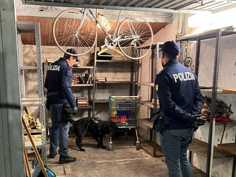 Blitz interforze a Roma a Tor Bella Monaca: un’unità cinofila della polizia impegnata nell’ispezione di una cantina in via dell’Archeologia. L’operazione è parte di un progetto di bonifica e riqualificazione di cantine, garage e seminterrati di edilizia residenziale, usati negli anni per nascondere refurtiva e droga, a cui hanno preso parte poliziotti, carabinieri, finanzieri e polizia locale. (foto ANSA/Comune di Roma) 