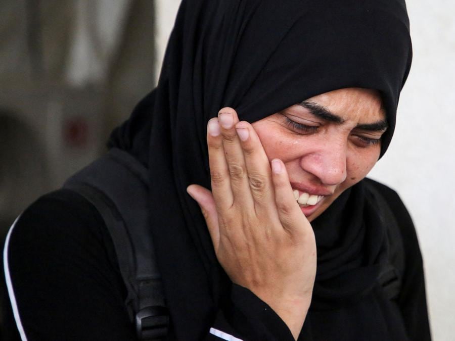 Una donna piange durante il funerale dei palestinesi uccisi in un attacco israeliano nel sud della Striscia di Gaza. REUTERS/Hatem Khaled