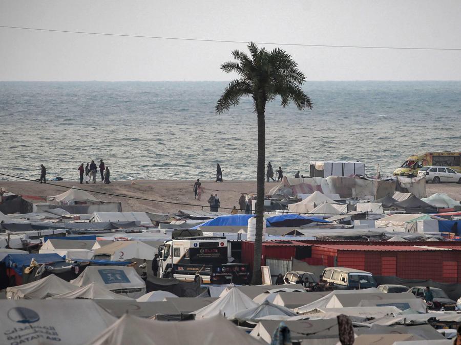 Una vista delle tende in un campo che ospita palestinesi sfollati a Rafah, nel sud della Striscia di Gaza. (Photo by AFP)