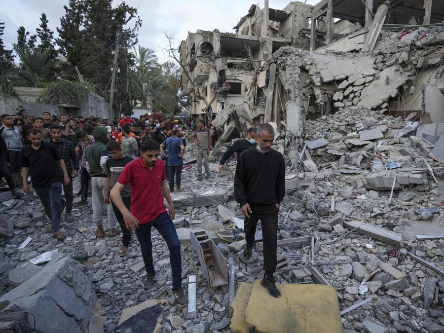 Attacco aereo israeliano a Deir al Balah, nella Striscia di Gaza. (AP Photo/Abdel Kareem Hana)