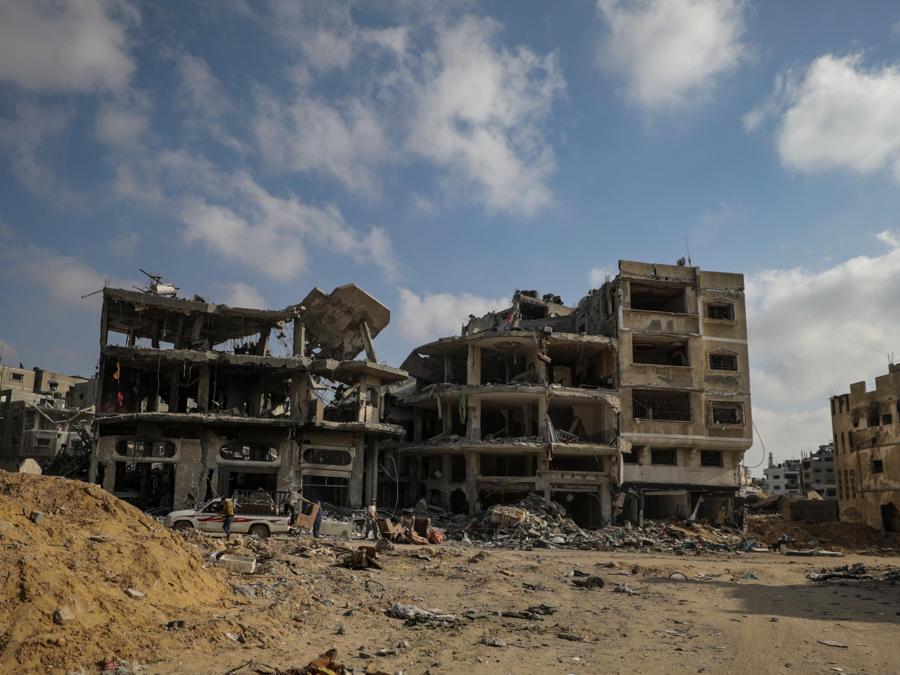 Edifici distrutti a Khan Younis dopo che l’esercito israeliano ha ritirato le truppe dal sud della Striscia di Gaza. EPA/MOHAMMED SABER