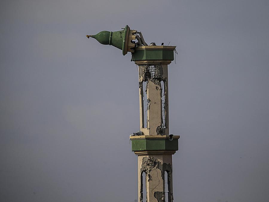 Un minareto distrutto a Khan Younis dopo che l’esercito israeliano ha ritirato le truppe dal sud della Striscia di Gaza. EPA/MOHAMMED SABER