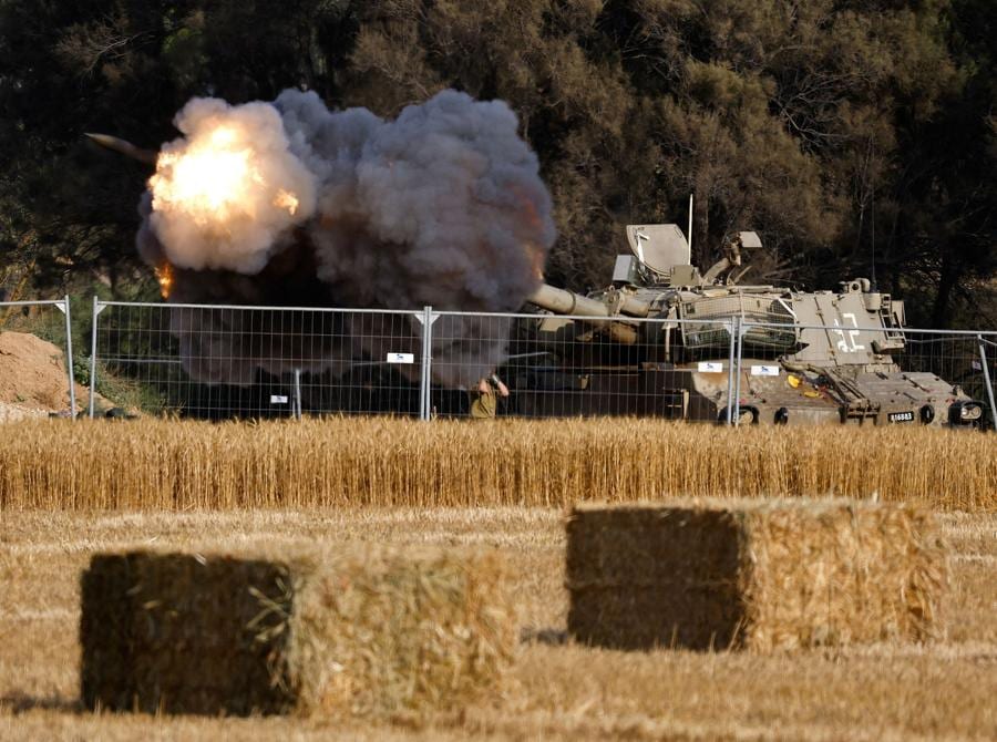 Un’unità di artiglieria mobile israeliana spara verso Gaza, nel mezzo del conflitto in corso tra Israele e il gruppo islamico palestinese Hamas, vicino al confine Israele-Gaza, in Israele. REUTERS/Amir Cohen