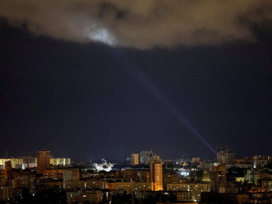 I militari ucraini usano un faro mentre cercano droni nel cielo sopra la città durante un attacco di droni e missili russi, a Kiev, Ucraina. REUTERS/Gleb Garanich