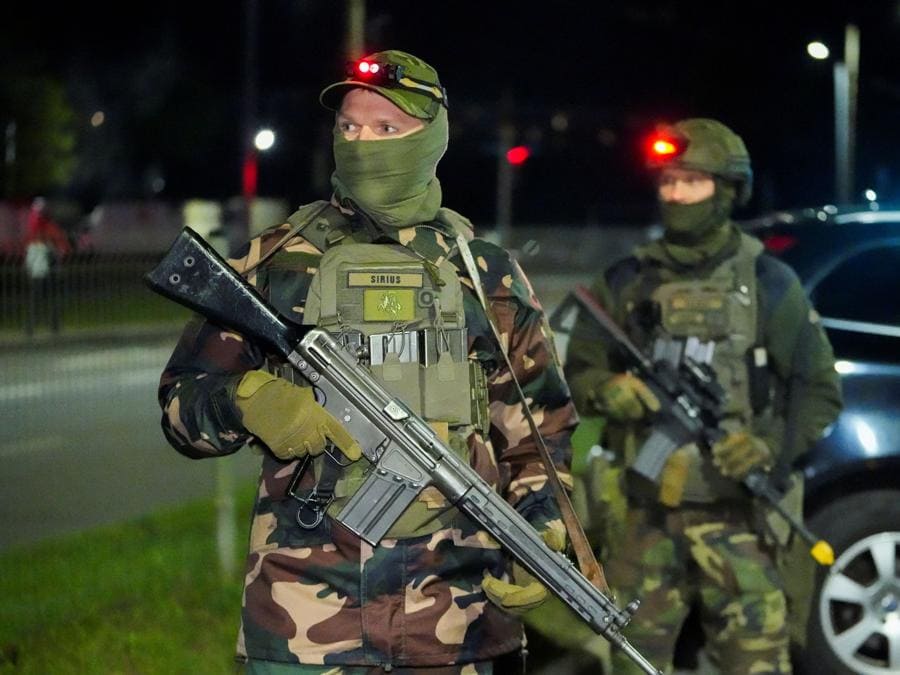 I militari dell’esercito lituano pattugliano le strade durante un coprifuoco temporaneo introdotto durante l’esercitazione militare “Thunder Bastion 24” a Vilnius, Lituania. REUTERS/Janis Laizans