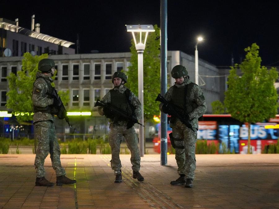 I militari dell’esercito lituano pattugliano le strade durante un coprifuoco temporaneo introdotto durante l’esercitazione militare “Thunder Bastion 24” a Vilnius, Lituania. REUTERS/Janis Laizans