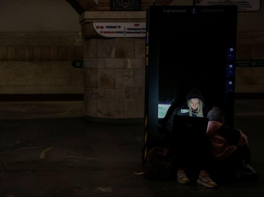 Una donna con un bambino si rifugia all’interno di una stazione della metropolitana durante un attacco militare russo, a Kiev, Ucraina. REUTERS/Alina Smutko