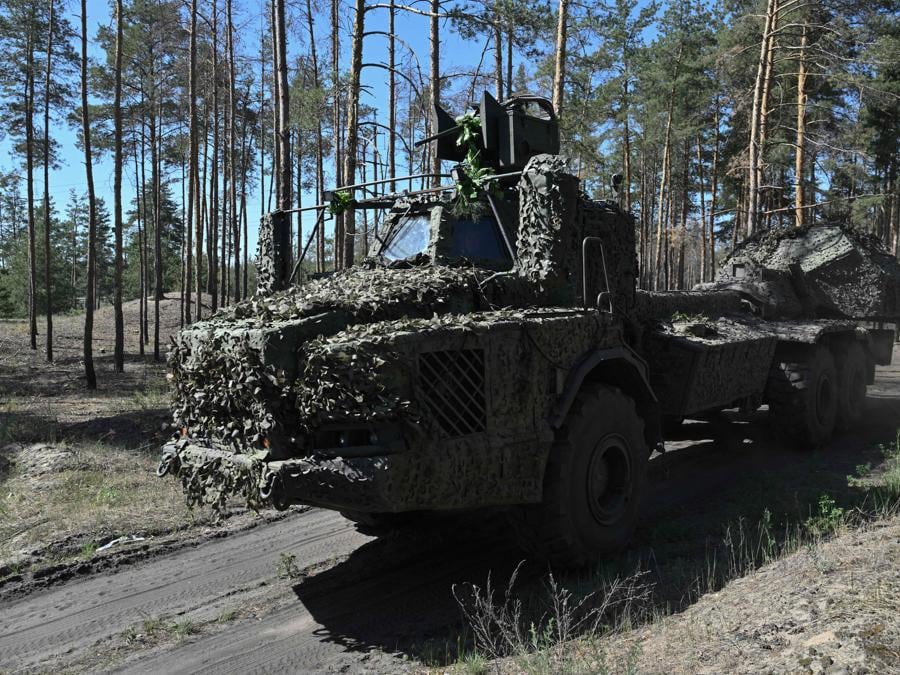 I militari ucraini della 45a brigata di artiglieria guidano un obice semovente di fabbricazione svedese “Archer Artillery System” nella regione di Donetsk. (Photo by Genya SAVILOV / AFP)