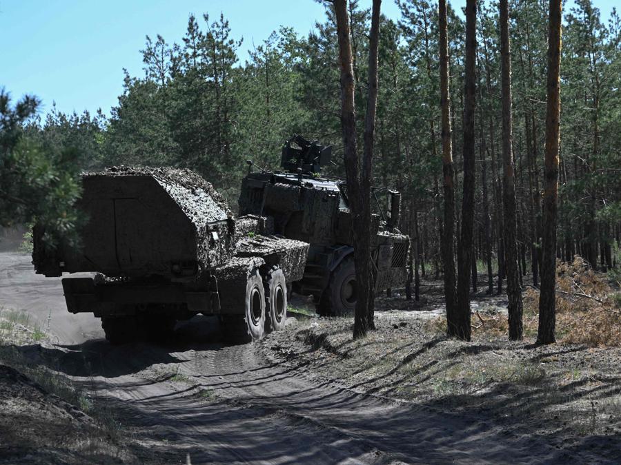 I militari ucraini della 45a brigata di artiglieria guidano un obice semovente di fabbricazione svedese “Archer Artillery System” nella regione di Donetsk. (Photo by Genya SAVILOV / AFP)