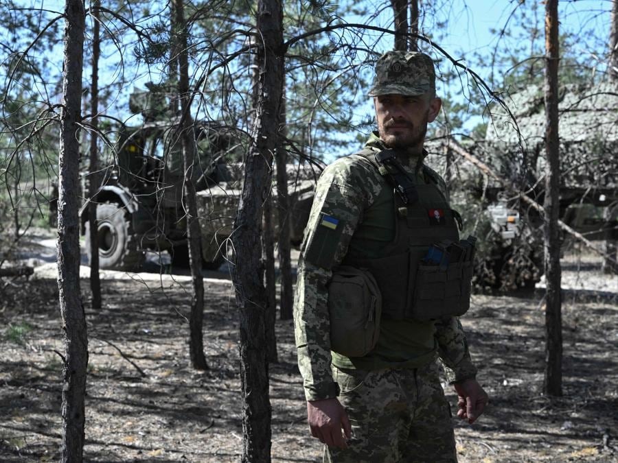Un militare ucraino della 45a brigata di artiglieria attende ordini in una foresta accanto a un obice semovente di fabbricazione svedese “Archer Artillery System” nella regione di Donetsk. (Photo by Genya SAVILOV / AFP)