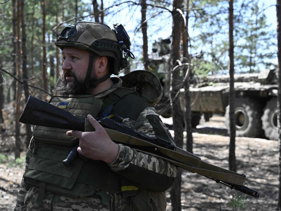 Un militare ucraino della 45a brigata di artiglieria attende ordini in una foresta accanto a un obice semovente di fabbricazione svedese “Archer Artillery System” nella regione di Donetsk. (Photo by Genya SAVILOV / AFP)