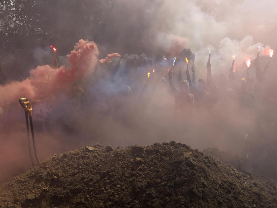 Cerimonia funebre del defunto militare ucraino Andrii Levashov nel vicolo degli eroi del cimitero di Lukyanivske a Kiev, Ucraina. EPA/SERGEY DOLZHENKO