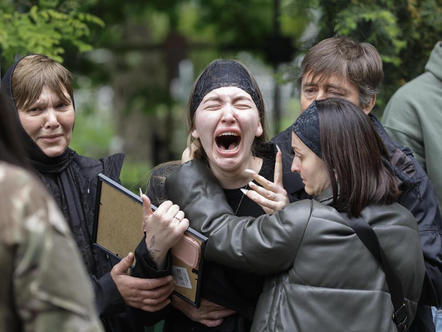 Parenti, amici e compagni piangono mentre partecipano alla cerimonia funebre del defunto militare ucraino Andrii Levashov nel vicolo degli eroi del cimitero di Lukyanivske a Kiev, Ucraina. EPA/SERGEY DOLZHENKO